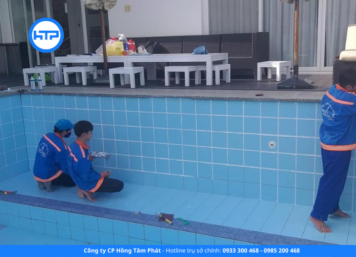 công tác chít mạch hồ bơi