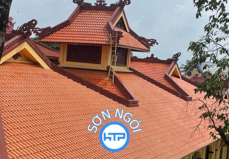 Ngói chùa cổ sau khi sơn lại màu cũ