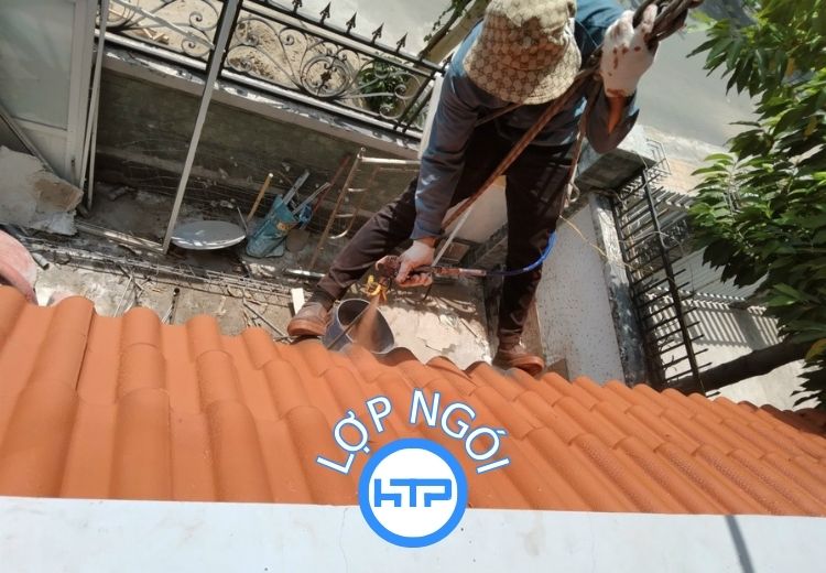 Thợ thi công làm việc tận tâm